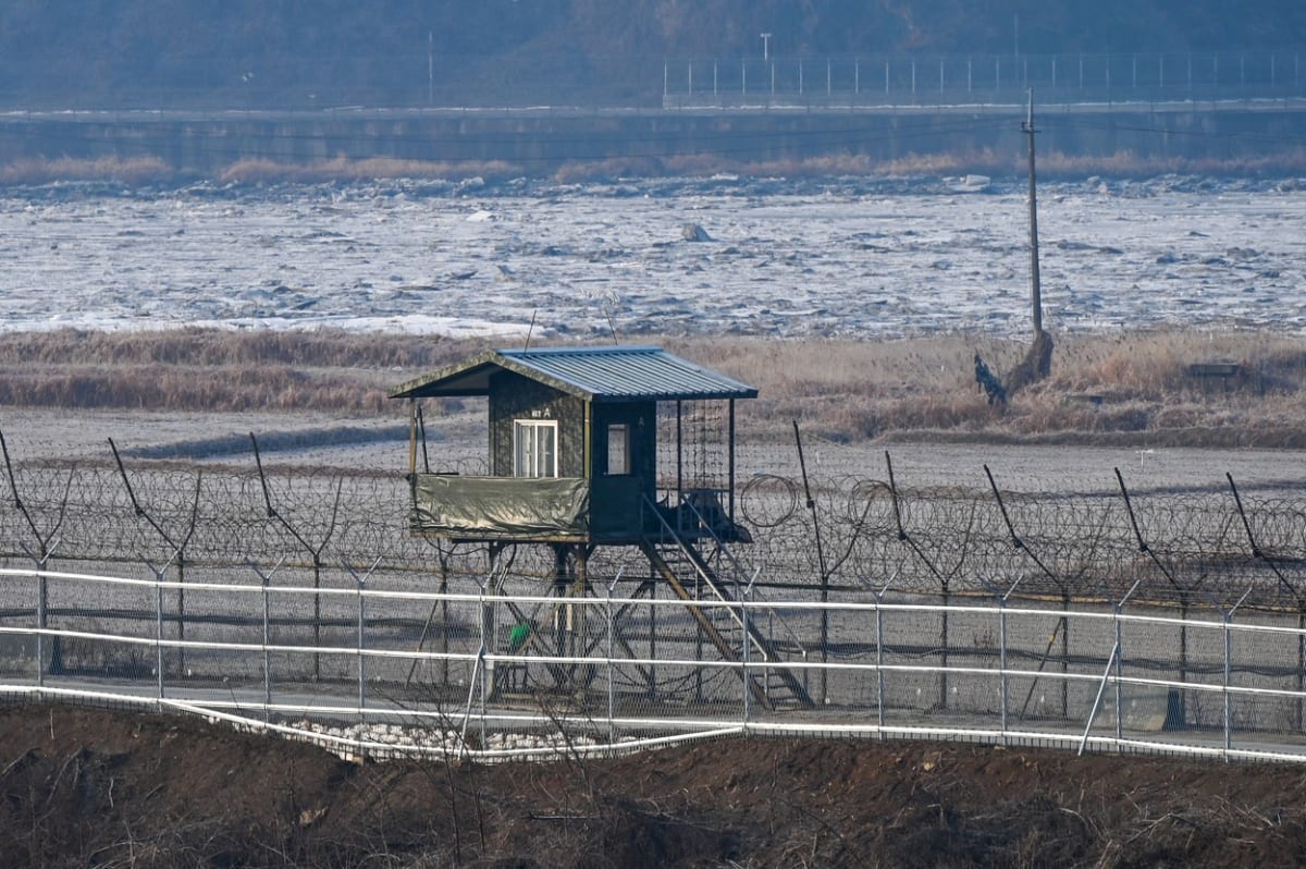 Jižní strana demilitarizované zóny mezi oběma korejskými státy se zdá být v poslední době špatně zabezpečená. 