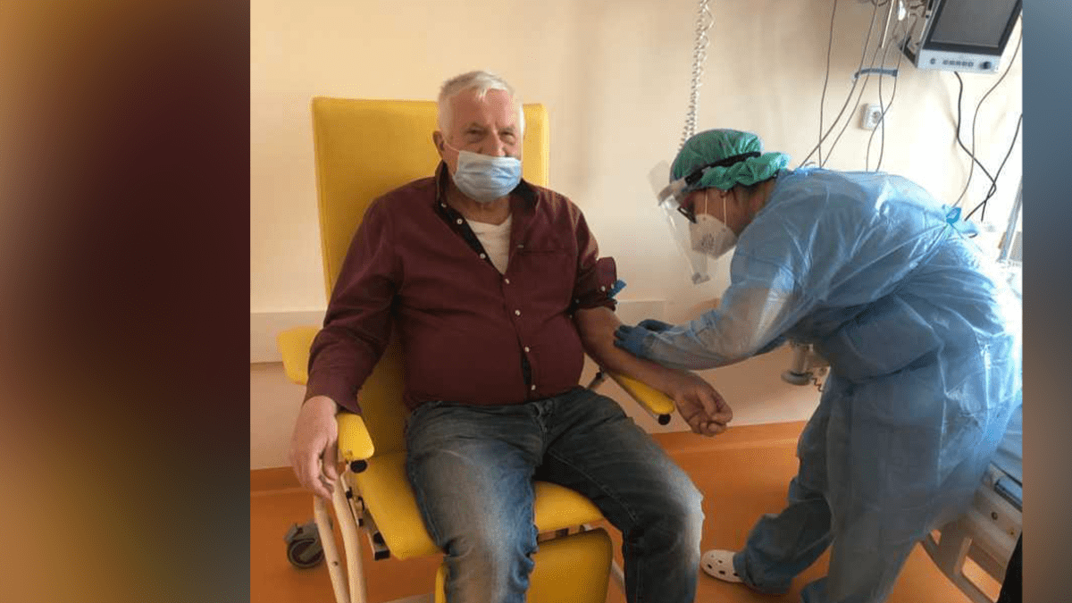 Bývalý prezident Václav Klaus při odběru krve v nemocnici pozdravil své fanoušky. Uvedl, že se cítí lépe.