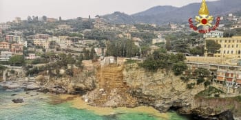 Hřbitov se po sesuvu půdy v Itálii zřítil do moře. Ve vlnách skončily stovky rakví