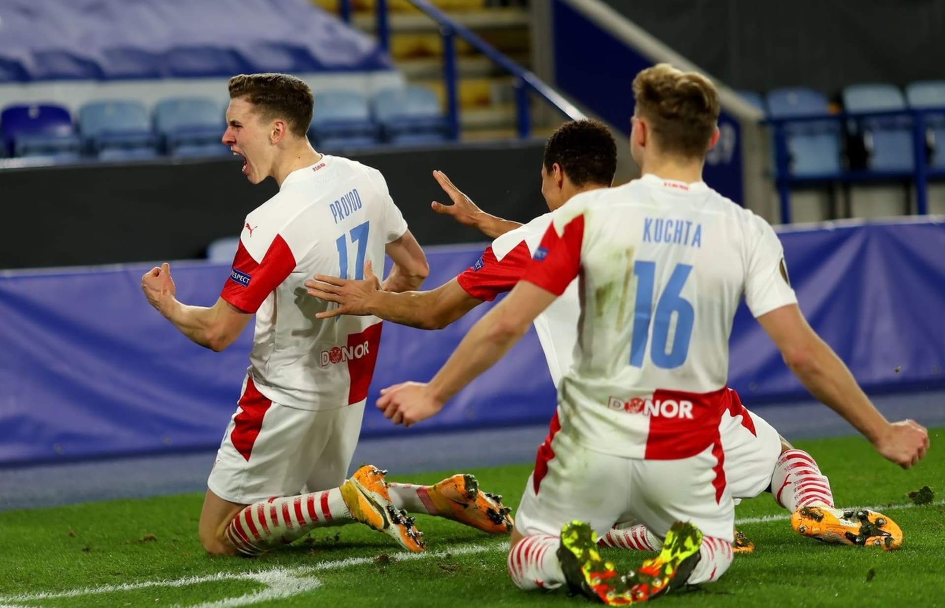 Slavia vyšoupla z Evropské ligy hvězdný Leicester City. Cenný úspěch slavil s bývalými spoluhráči prostřednictvím videohovoru přímo na hřišti i Tomáš Souček.
