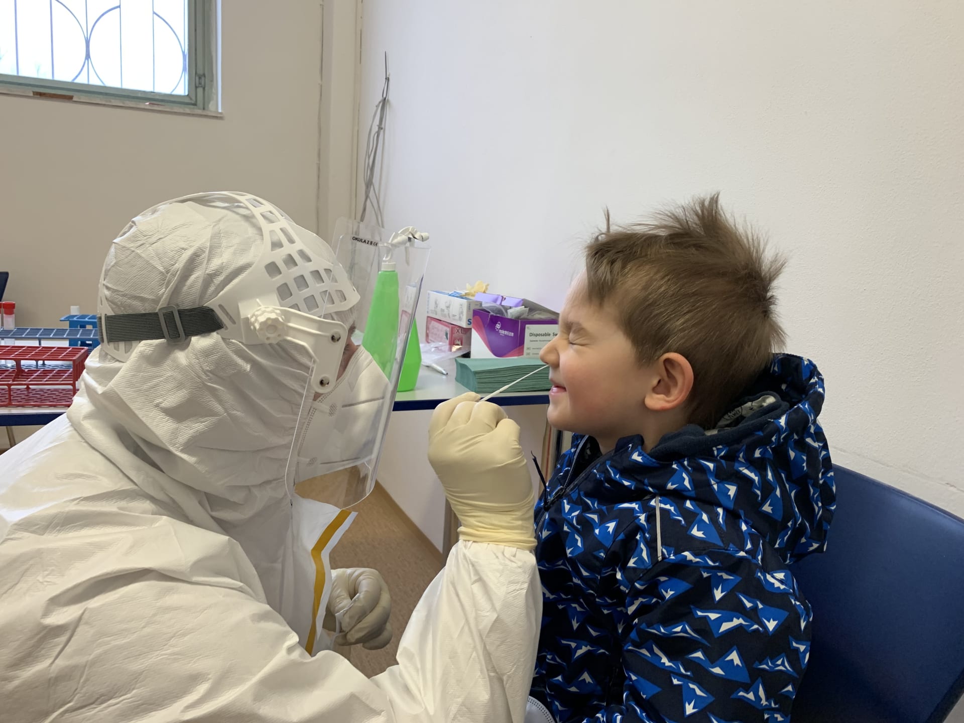 Testování dětí na koronavirus bude i nadále vycházet z nosohltanu, slin nebo přední části úst. Vše však mohlo být jinak.