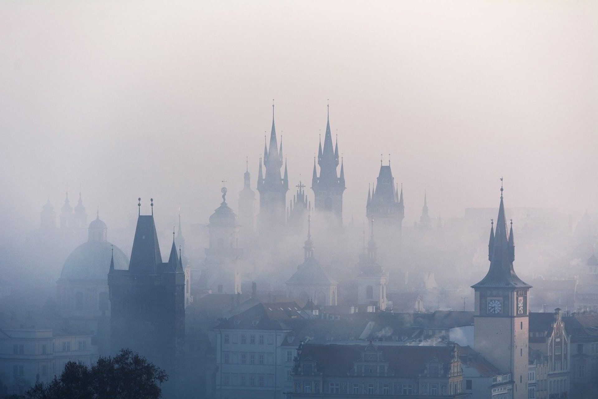 Ráno potrápí Česko mlhy.