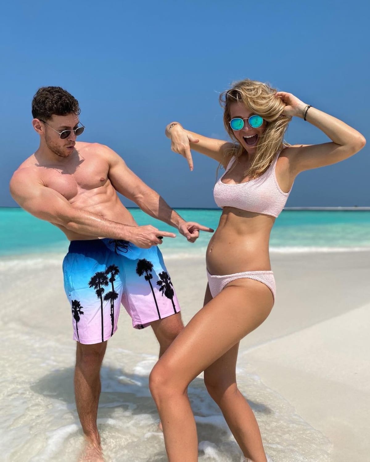 Expřítelkyně Jaromíra Jágra Veronika Kopřivová s přítelem Miroslavem Dubovickým oznámili těhotenství z krásné pláže na Maledivách.