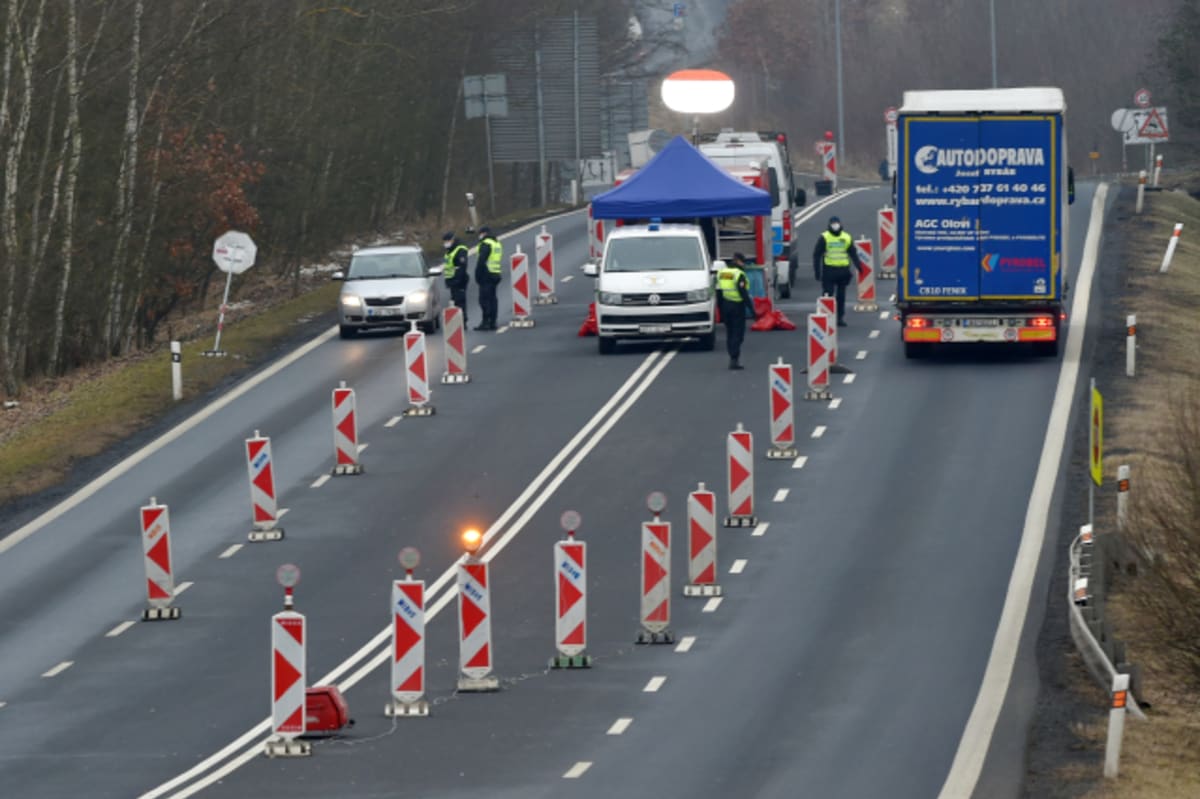 Německo nebude na hranicích žádat od řidičů kamionů testy na koronavirus.