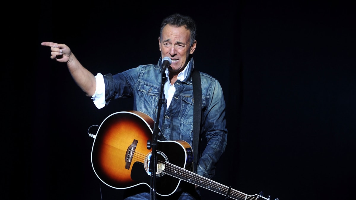 Bruce Springsteen zaplatí jen pokutu za popíjení v zakázané oblasti.