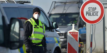 Policejní checkpointy na silnicích a uzavřené okresy. Jak se žilo v Česku před rokem