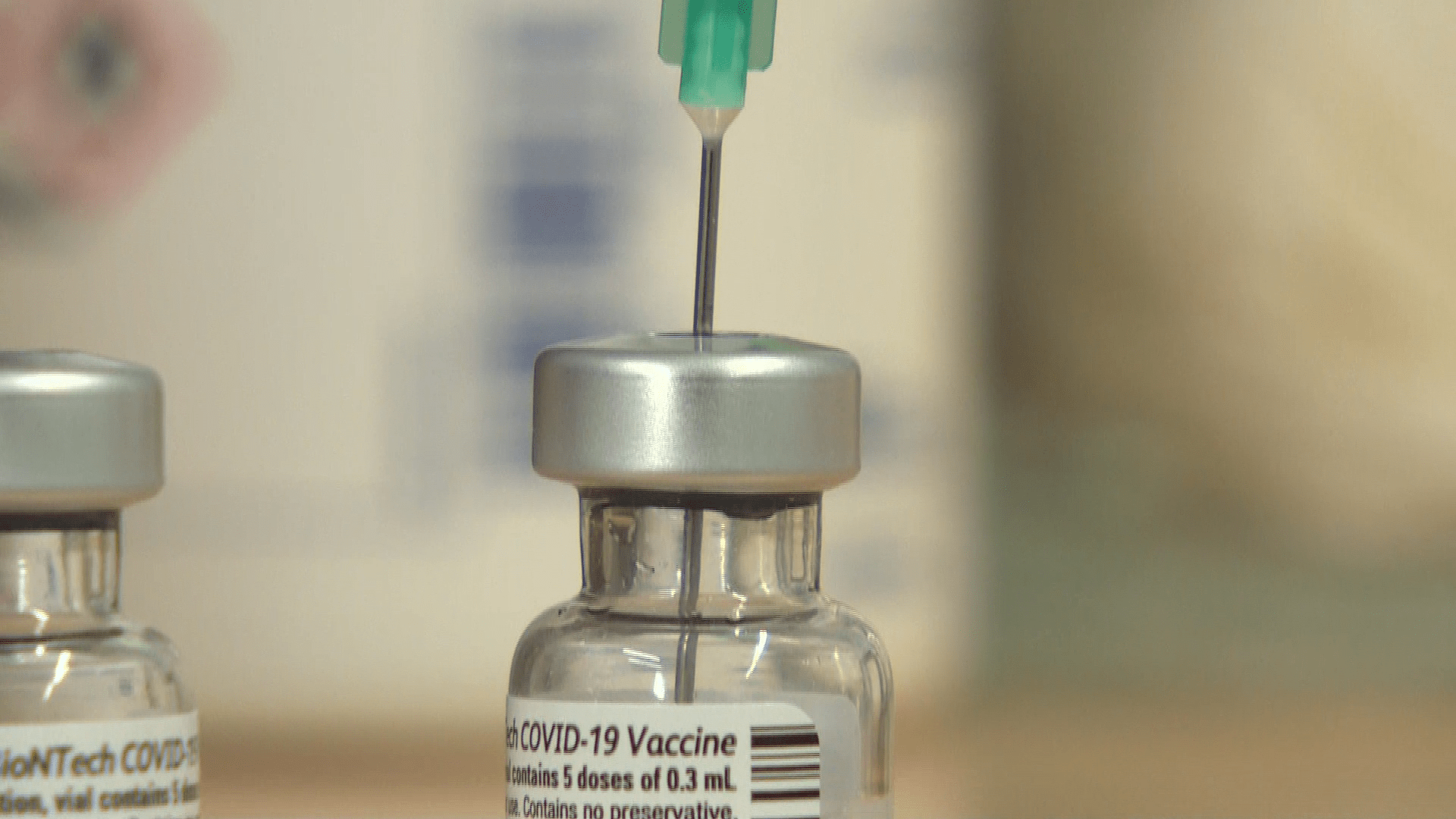 Od prvního března začnou proti koronaviru očkovat i praktičtí lékaři.