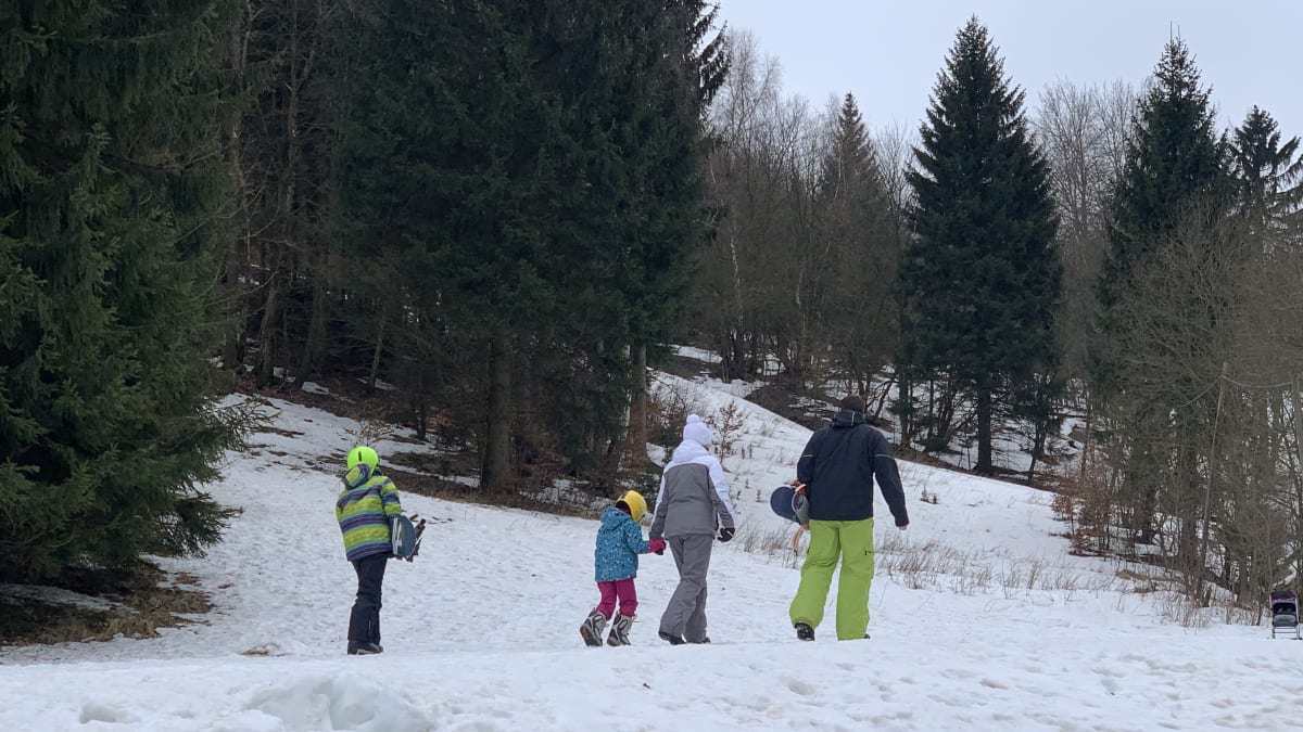 Rodina si vyrazila na zřejmě poslední letošní sníh. Zadní Telnice v Krušných horách.