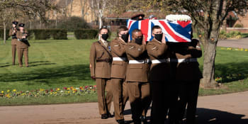 Británie se rozloučila s hrdinou Tomem Moorem. I bez davů měl okázalý pohřeb