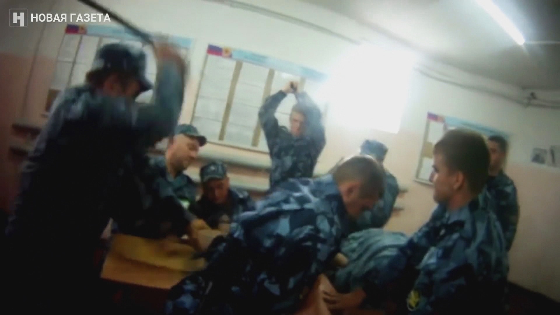 Videa zachytila, jak dozorci bijí vězně v trestanecké kolonii.