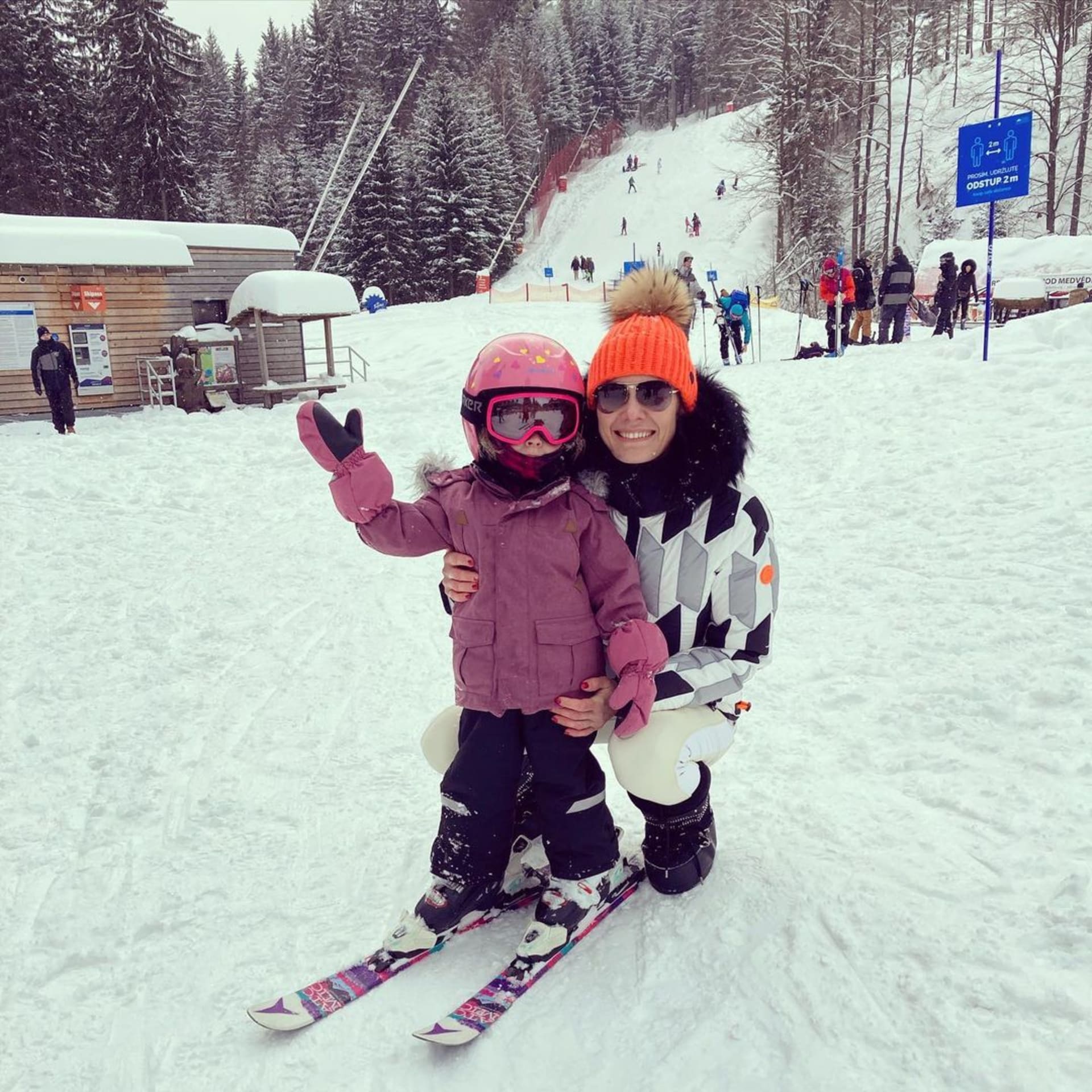 Jana učila dceru ve třech letech lyžovat.