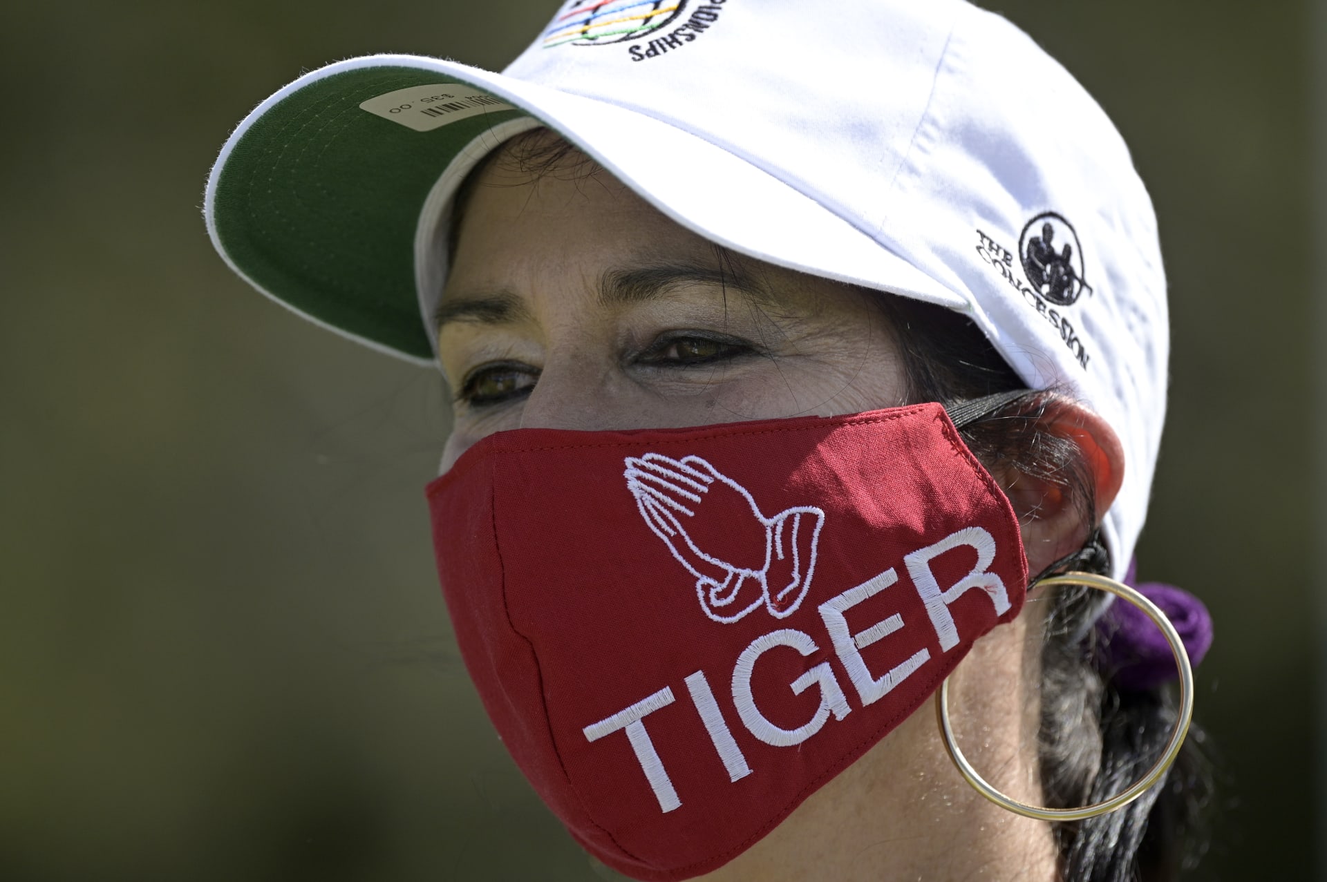 Nejen golfisté, ale také fanoušci vyjadřují podporu zraněnému Tigerovi Woodsovi.