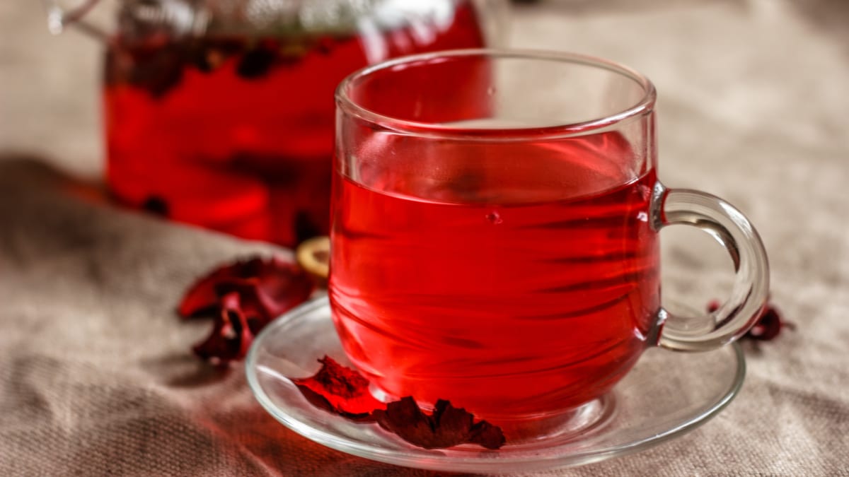 Žena na sociální síti pod různými jmény prodávala červené čaje, které měly podporovat hubnutí. (Ilustrační foto)