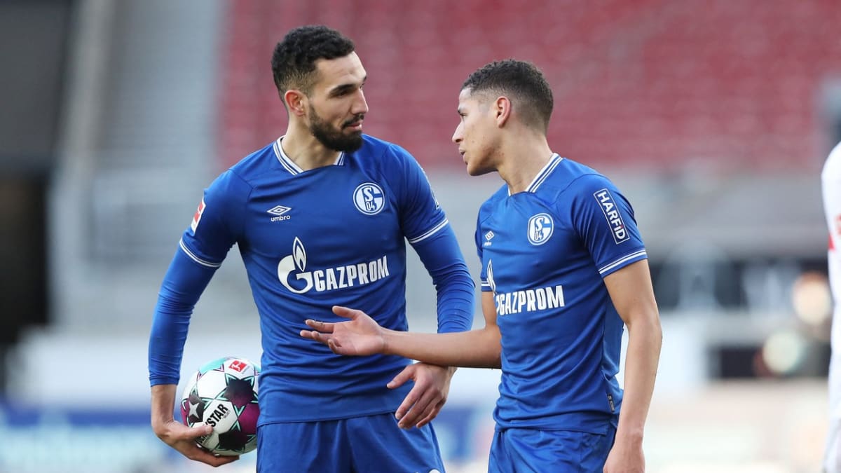 Slavné Schalke 04 po třech desetiletích pravděpodobně nemine sestup do druhé bundesligy. Na fotografii diskutuje Nabil Bentaleb (vlevo) s Aminem Haritem.