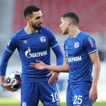 Slavné Schalke 04 sestup do druhé bundesligy po třech desetiletích pravděpodobně nemine. Na fotografii diskutuje Nabil Bentaleb (vlevo) s Aminem Haritem