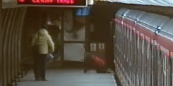Z vagonu metra lezl 14letý mladík po čtyřech. Nadýchal více než 3,5 promile