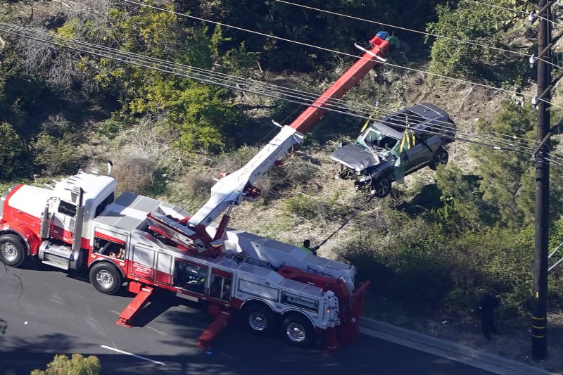 Záchranáři vyprošťují havarovaný vůz Tigera Woodse po nehodě v kalifornském Rancho Palos Verdes, jižně od Los Angeles.