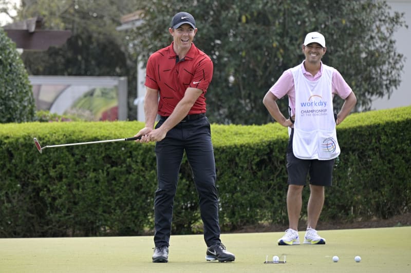 Severoirský golfista Rory McIlroy oblékl při víkendovém turnaji v americkém Bradentonu tradiční oděv Tigera Woodse, červené triko a černé kalhoty.