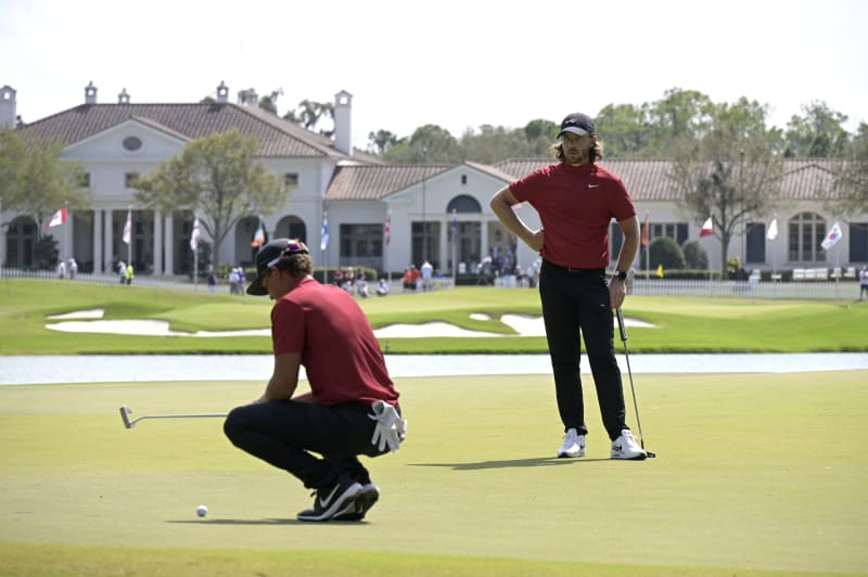 Anglický golfista Tommy Fleetwood (vpravo) sleduje Camerona Champa při turnaji v Bradentonu na Floridě. Oba se oblékli po „woodsovsku“. 