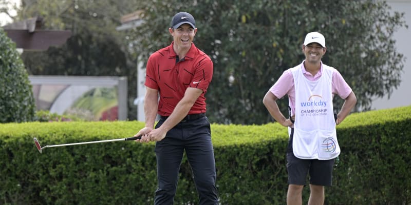 Severoirský golfista Rory McIlroy oblékl při víkendovém turnaji v americkém Bradentonu tradiční oděv Tigera Woodse, červené triko a černé kalhoty.