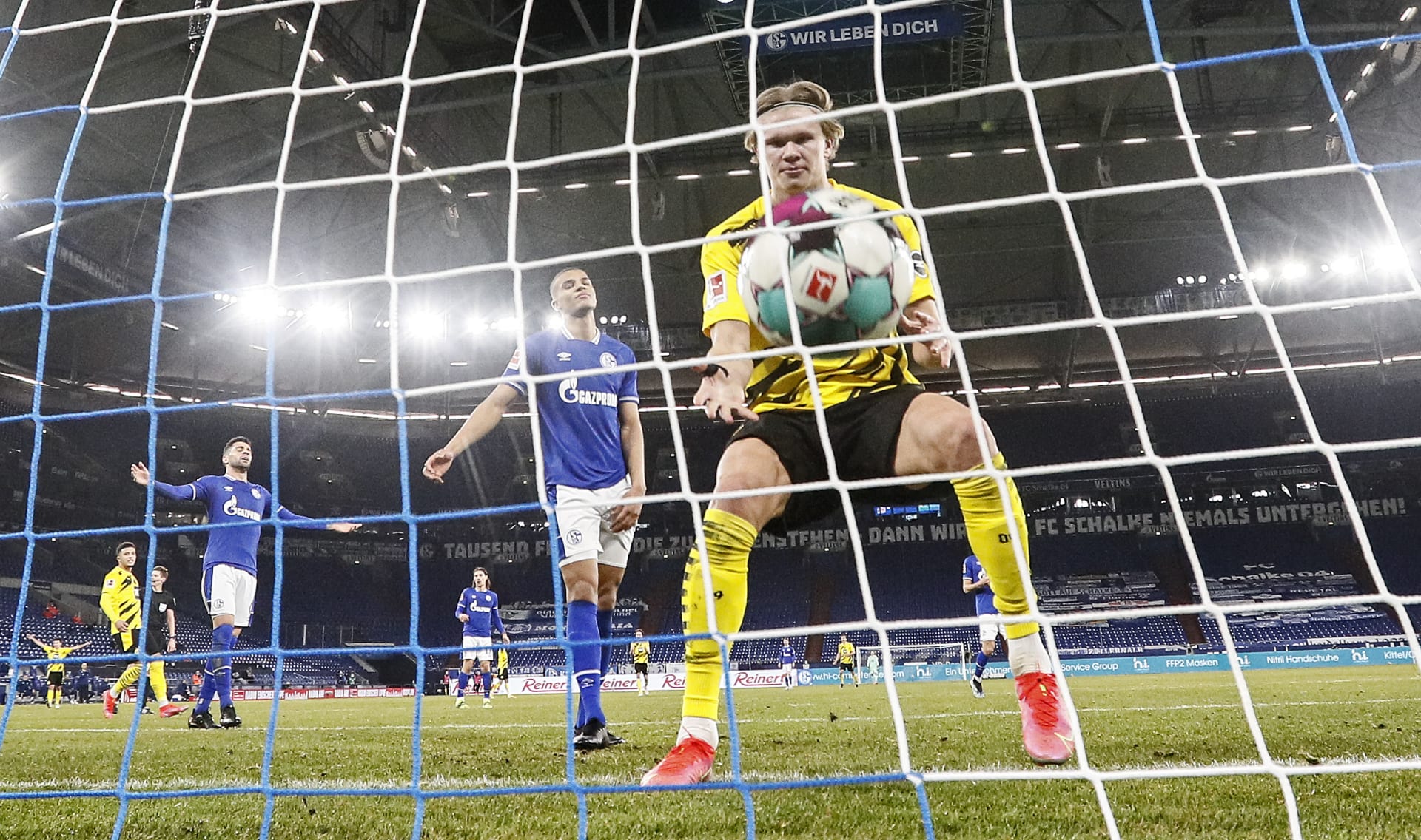 Erling Braut Haaland se raduje ze svého gólu v síti Schalke 04 v německé bundeslize.