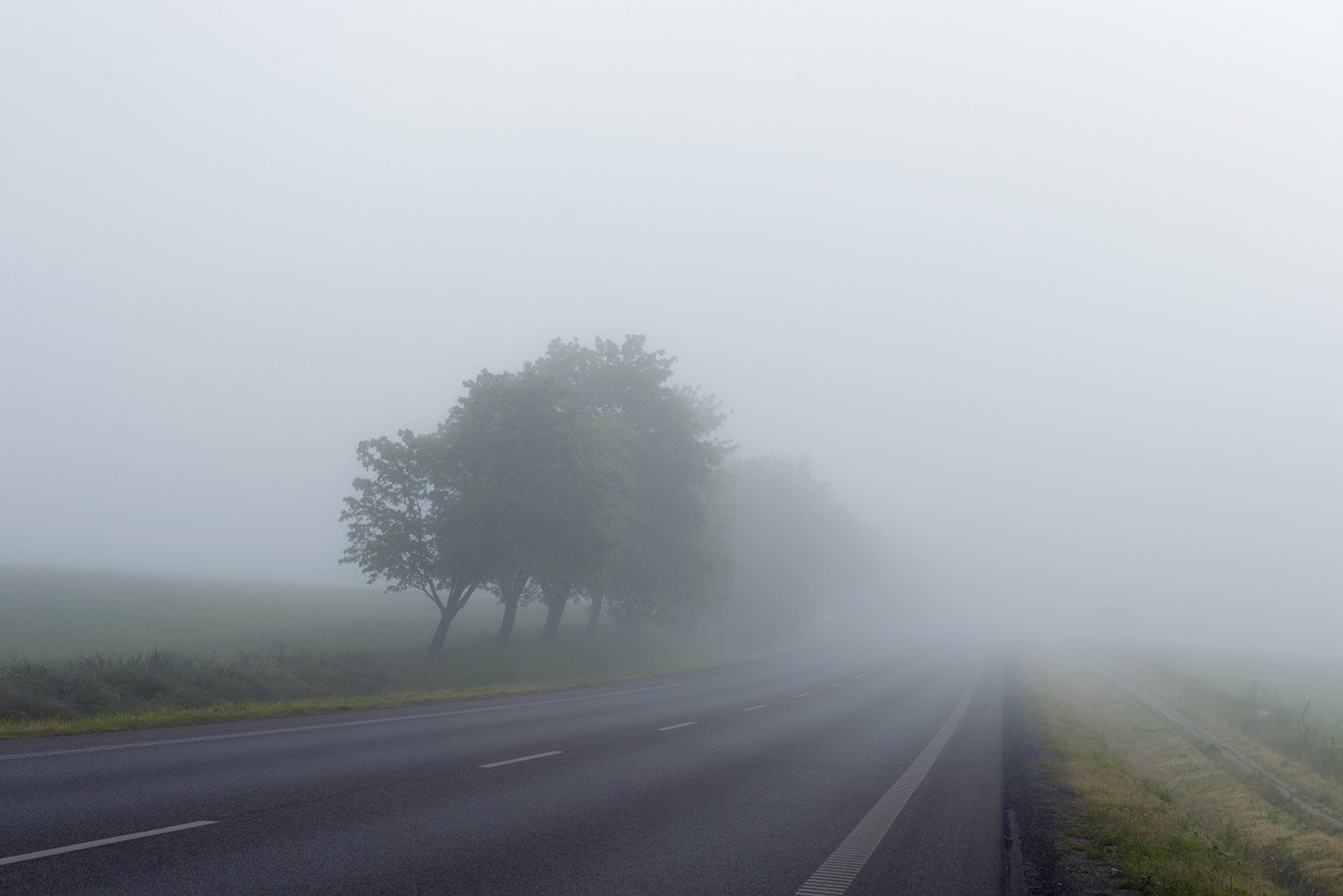 Zhoršená viditelnost je průvodním jevem většiny podzimních komplikací na silnicích.