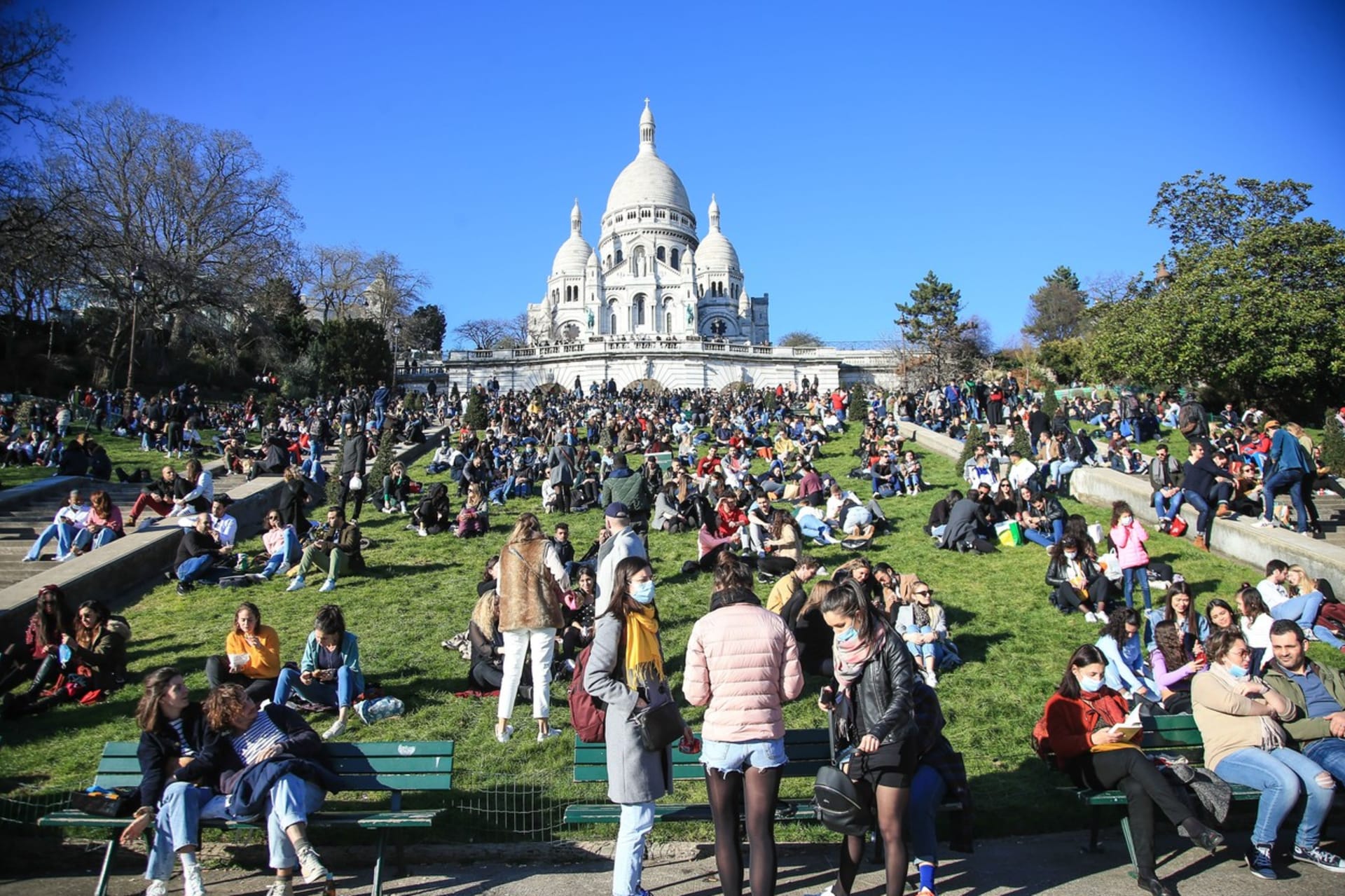 Pařížané si na Montmartru užívají slunce před zákazem vycházení.