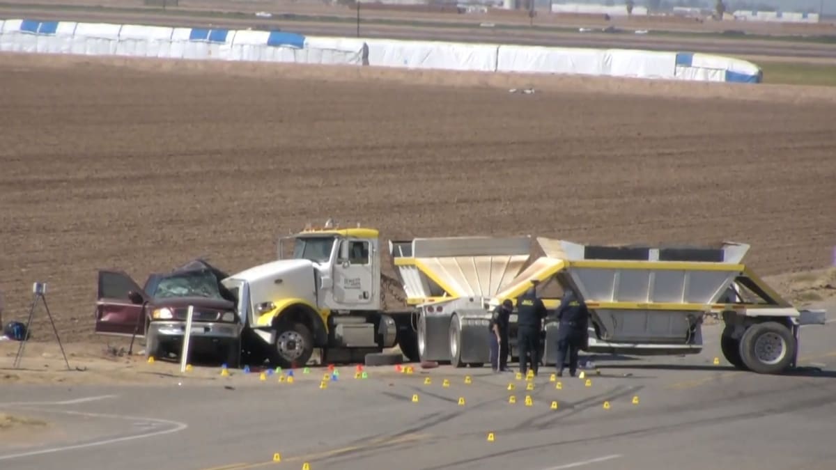 Při autonehodě na jihu Kalifornie zemřelo 13 lidí.