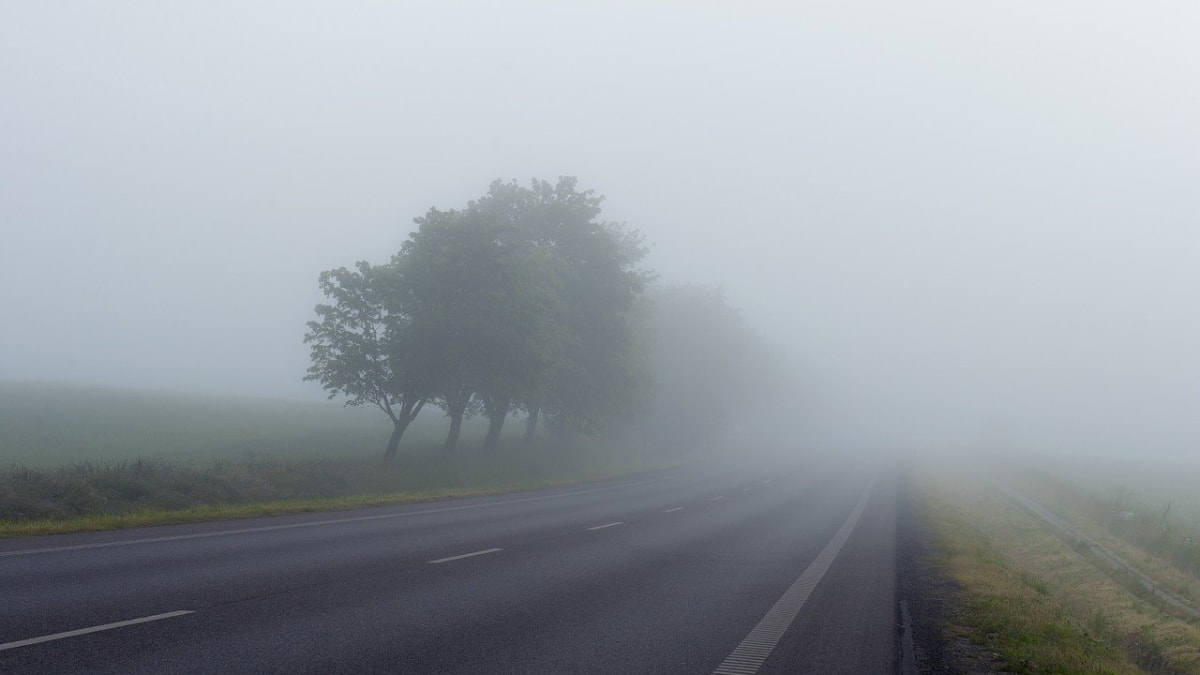 Zhoršená viditelnost je průvodním jevem většiny podzimních komplikací na silnicích.