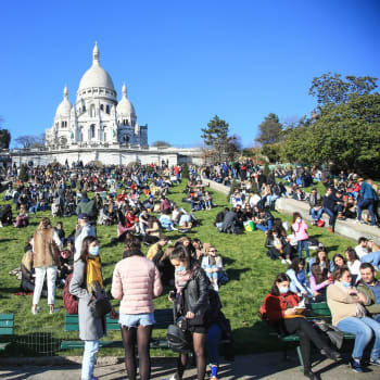 Pařížané si na Montmartre užívají slunce před zákazem vycházení.