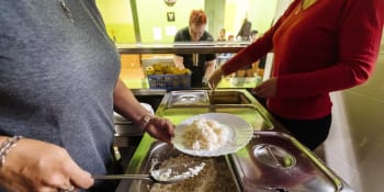 Školní jídelny během pandemie: Některé zejí prázdnotou, jiné se těší mimořádné oblibě