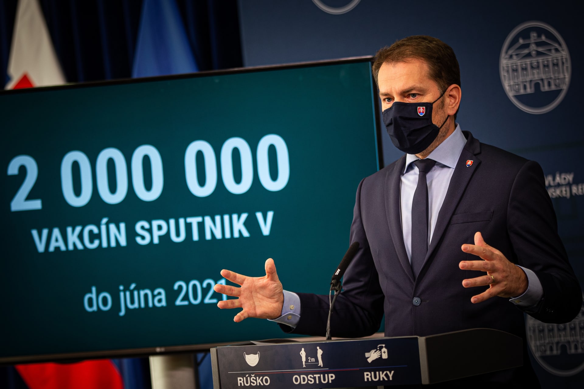 Sputnik V na Slovensko dostal v březnu nynější ministr financí Igor Matovič, tehdy ještě premiér. Kvůli tomu však v zemi vypukla koaliční krize, která vedla až k jeho rezignaci a změnám ve vládě.