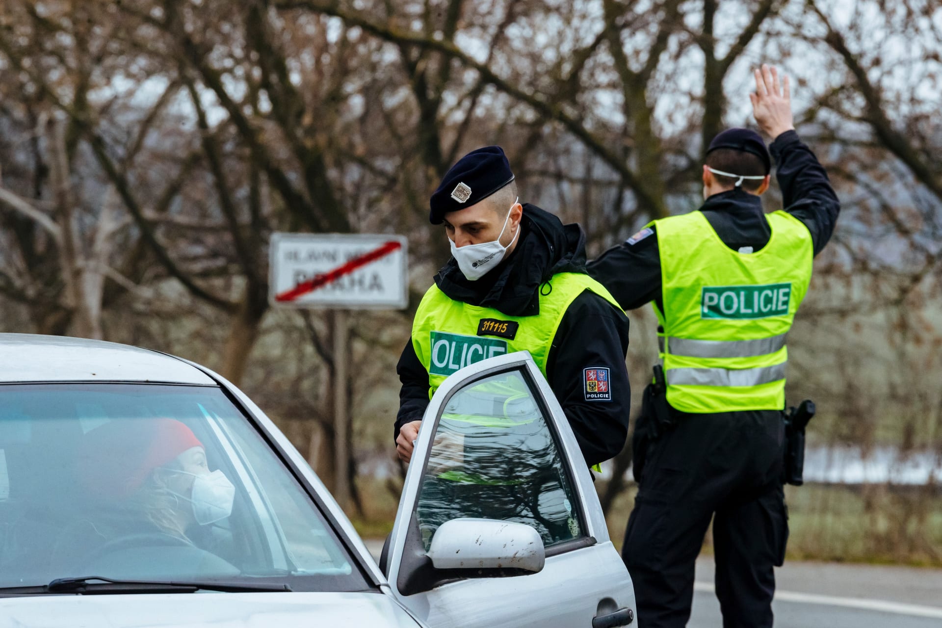 Policejní hlídka kontroluje vjezd do Prahy. (Ilustrační foto)