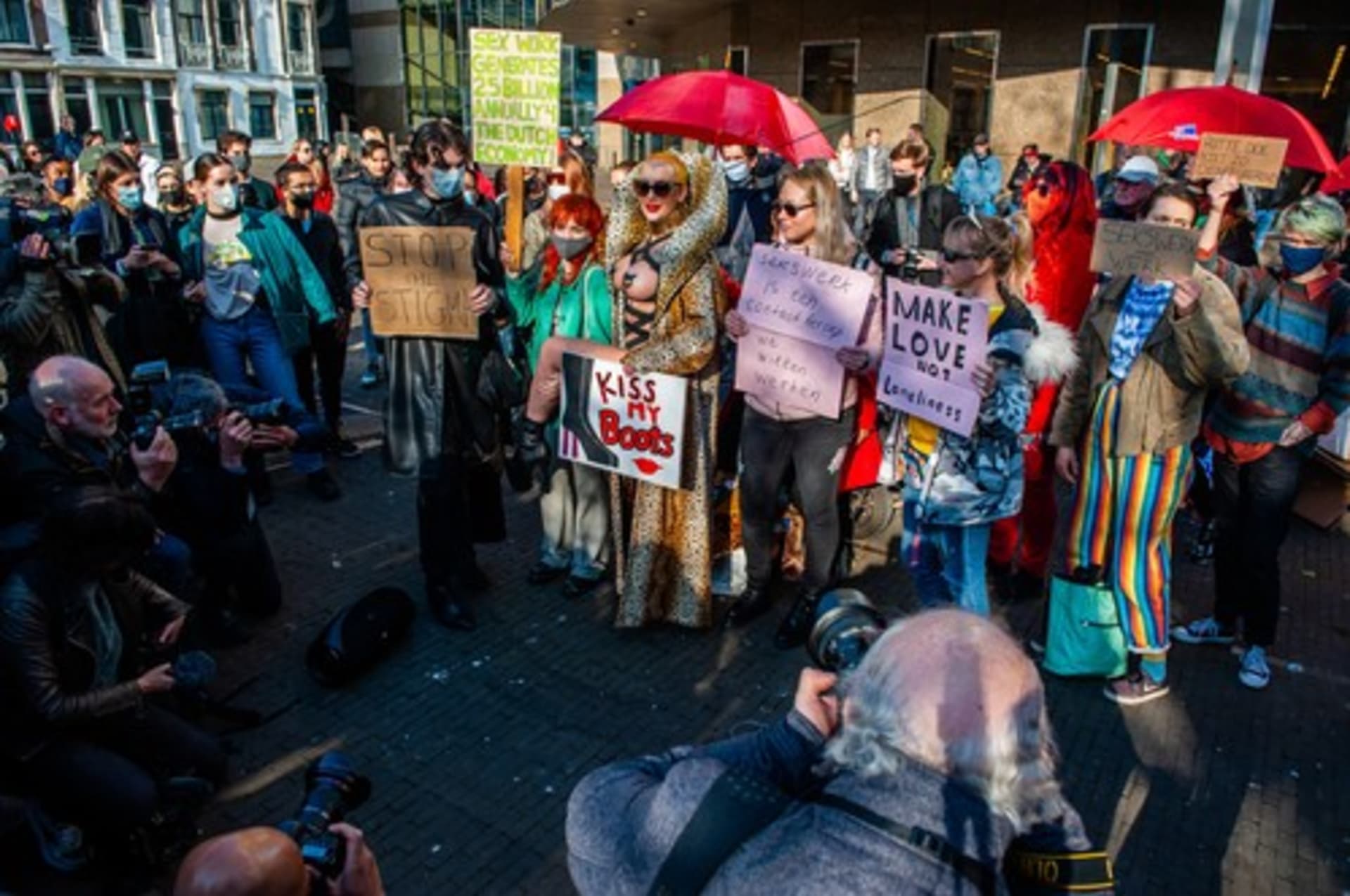 Nizozemské sexuální pracovnice uspořádaly protest za právo vrátit se s uvolněním restrikcí do práce, stejně jako se mohou vrátit například kadeřnice nebo maséři. 