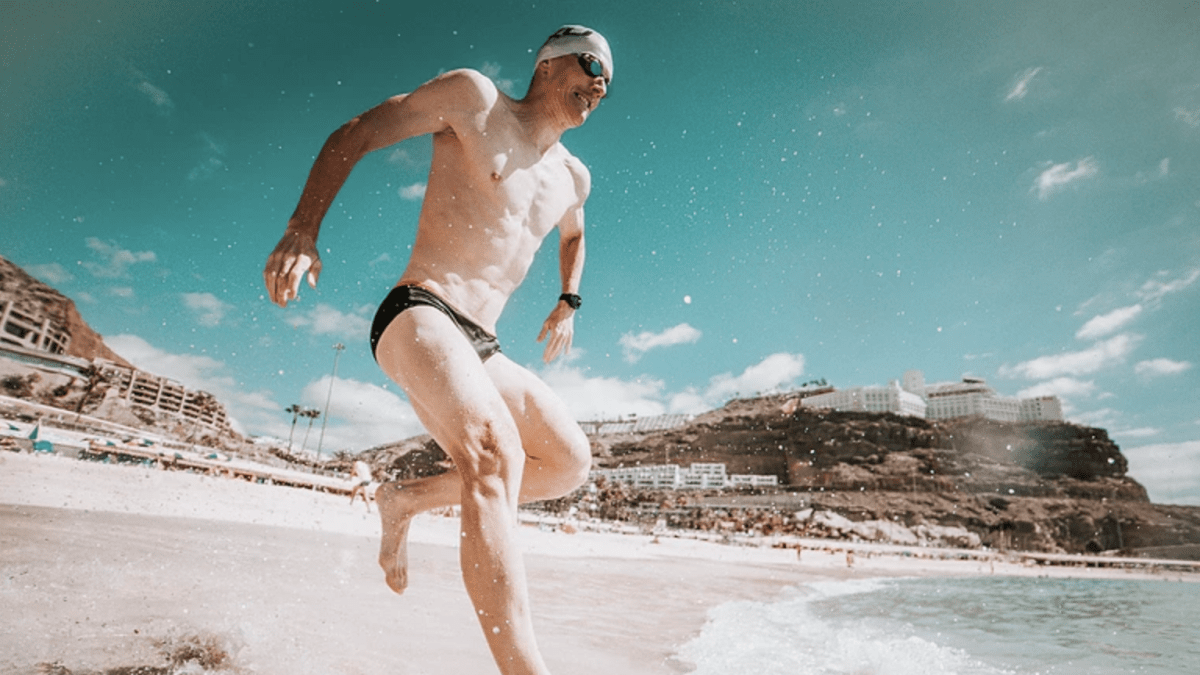Český triatlonista Petr Soukup vbíhá do moře při tréninku na Kanárských ostrovech.