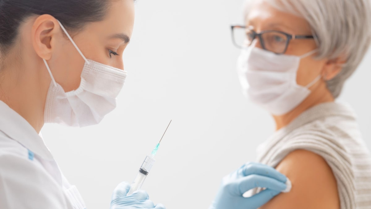 Zdravotníci v ČR aplikovali přes tři miliony dávek vakcíny proti covidu. (ilustrační foto)