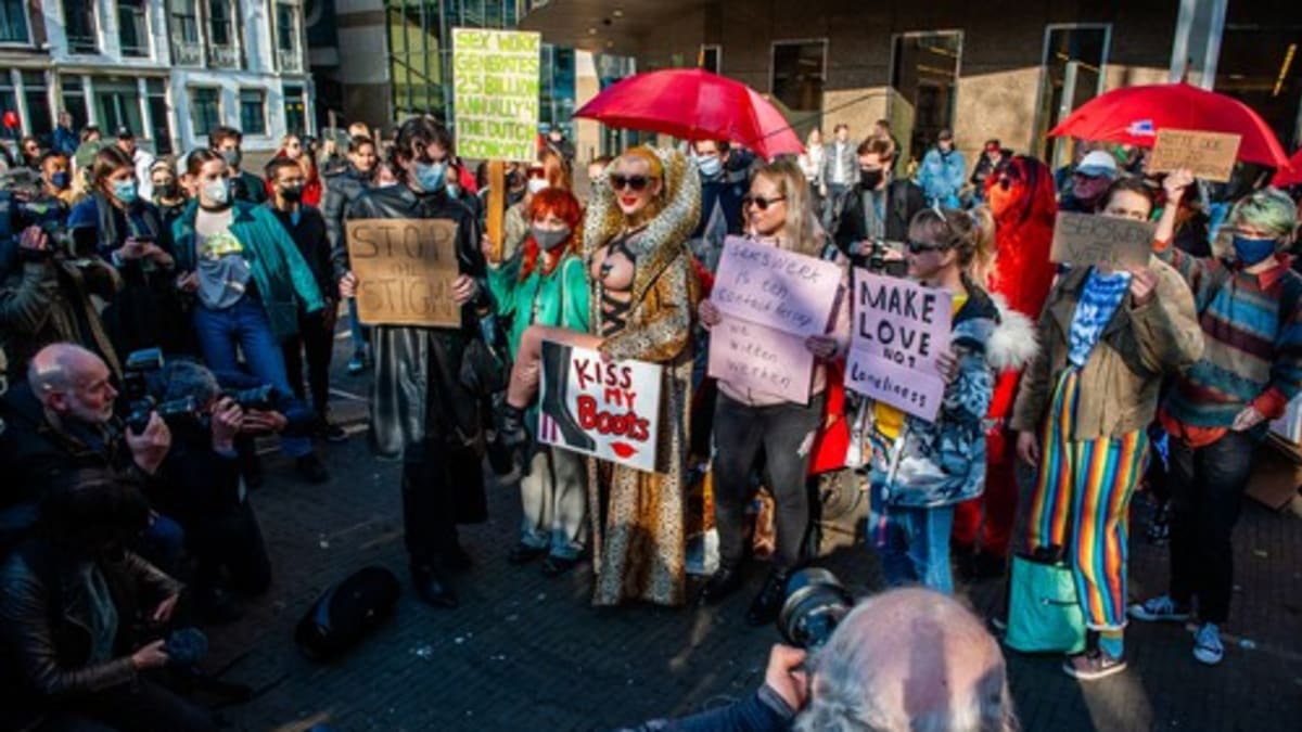 Nizozemské sexuální pracovnice uspořádaly protest za právo vrátit se s uvolněním restrikcí do práce, stejně jako se mohou vrátit například kadeřnice nebo maséři. 