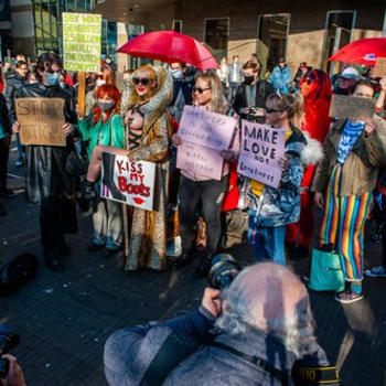 Sexuální pracovníci protestovali v nizozemském Haagu za proti koronavirovým opatřením, která jim znemožňují vydělávat