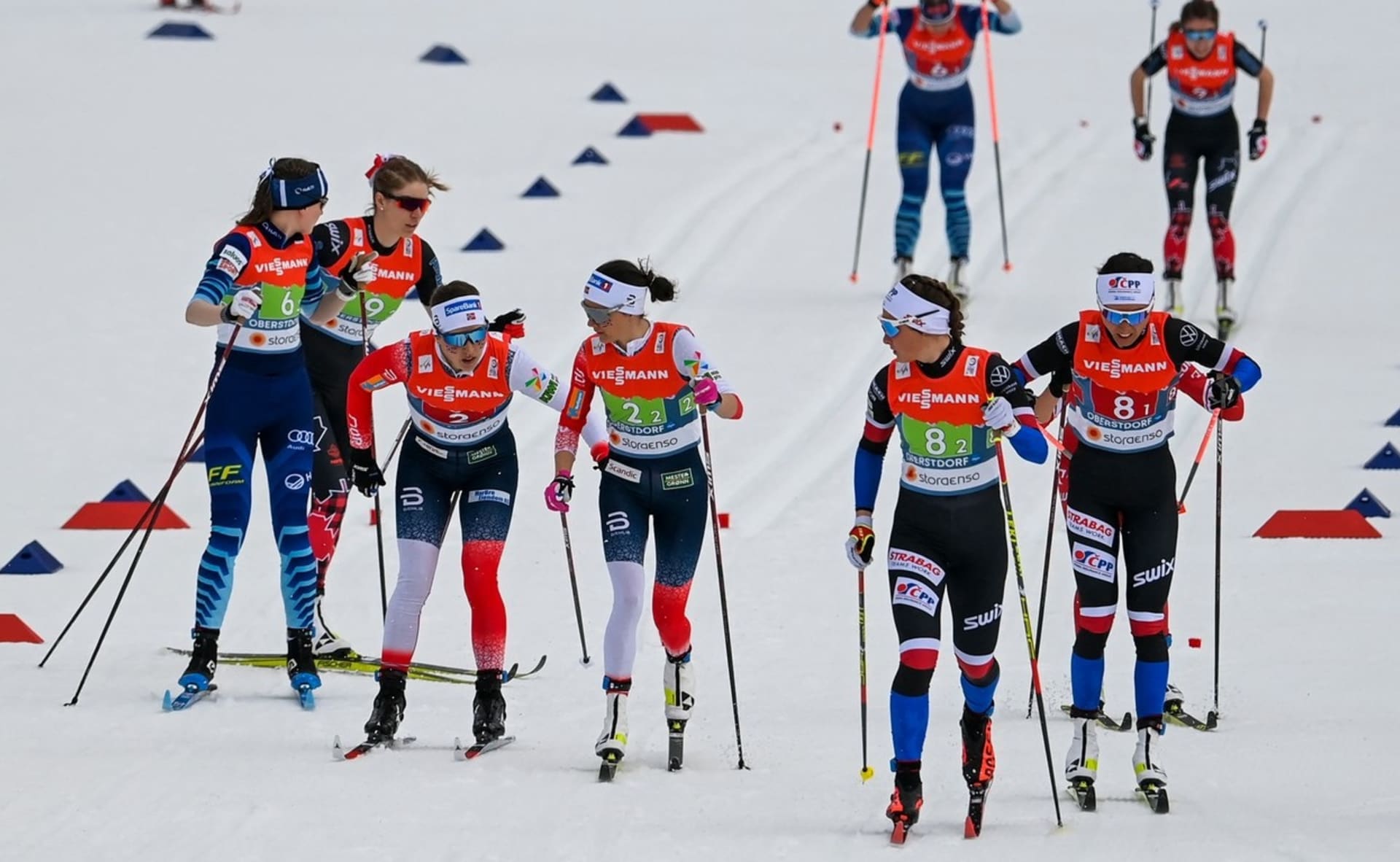 České ženské štafetě (vpravo) se povedl závod na mistrovství světa v německém Oberstdorfu. Sestava Kateřina Razýmová, Petra Nováková, Kateřina Janatová a Petra Hynčicová doběhla osmá.