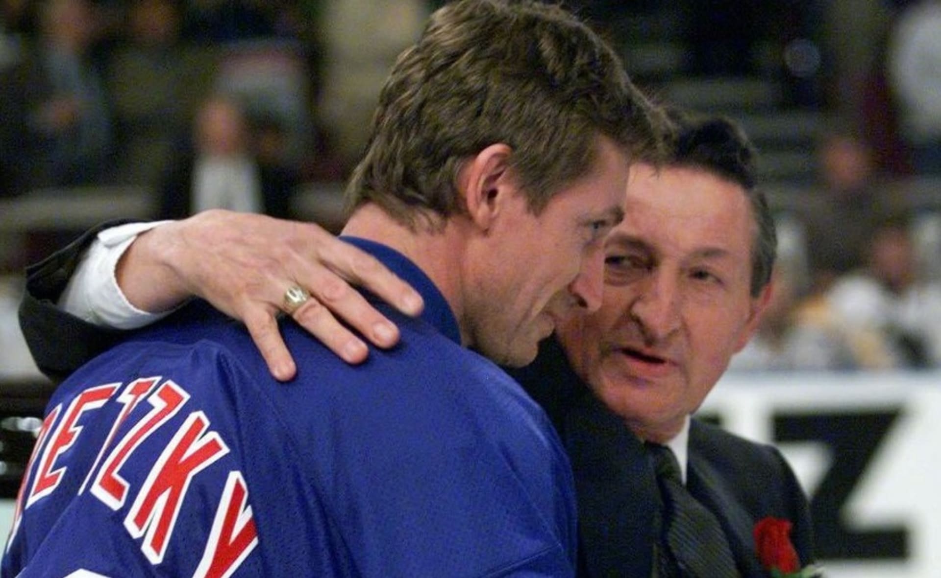 Wayne Gretzky v dresu Rangers se svým otcem Walterem