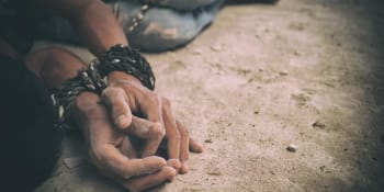 Šílený případ v Ostravě: Pachatelé mučili muže ve sklepě, svlékli ho a donutili uklidit