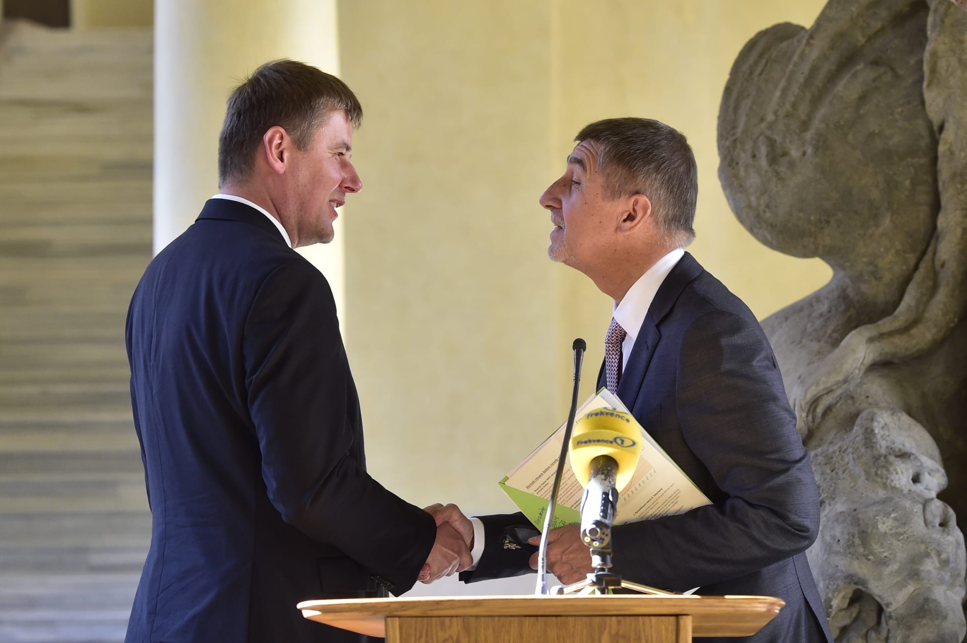 Andrej Babiš (ANO) uvádí do funkce ministra zahraničí Tomáše Petříčka (ČSSD). Fotografie z října 2018.