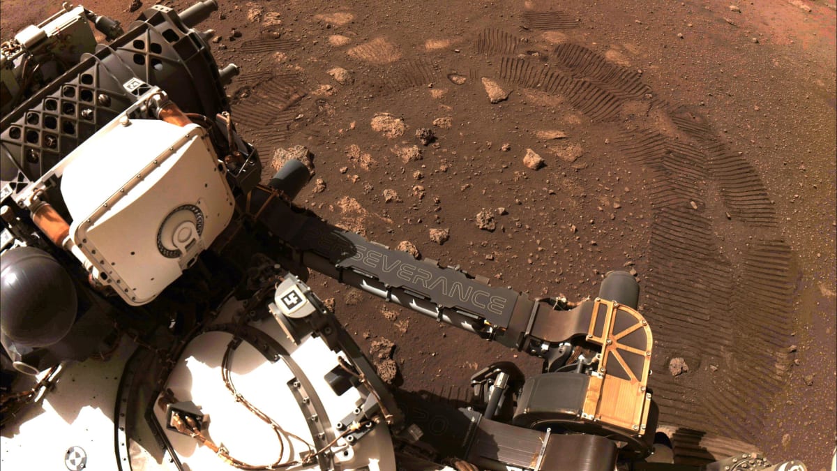 Robotický průzkumník urazil na Marsu první metry.
