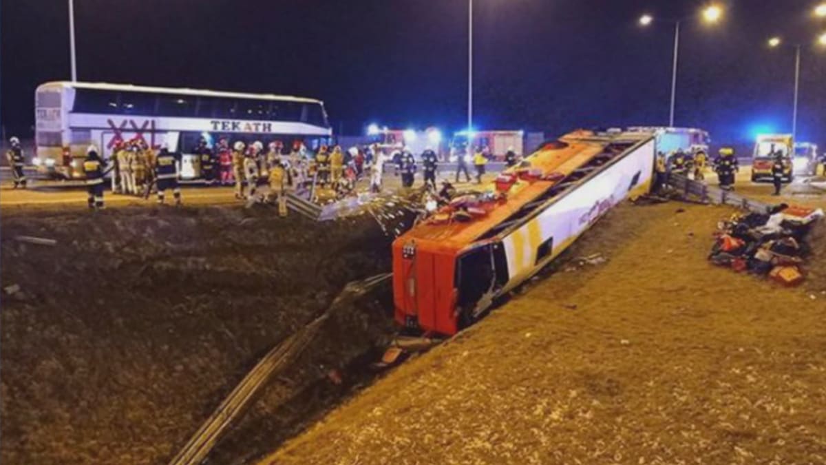 Nejméně šest lidí zahynulo při nehodě autobusu na jihovýchodě Polska u města Jaroslaw.