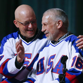 Zemřel hokejista Mark Pavelich (vpravo).