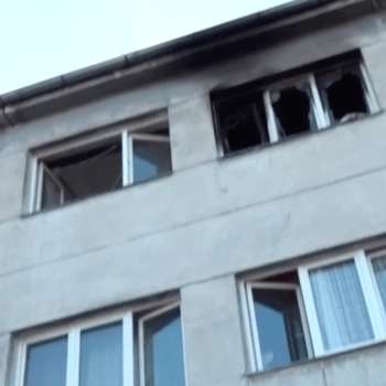 Plzeňští kriminalisté vyšetřují výbuch v jedné z místních ubytoven. Následný požár úplně zničil bytovou jednotku v posledním patře.