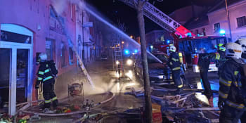 Hasiči v noci likvidovali požár jednopatrového domu. Osm lidí se nadýchalo kouře