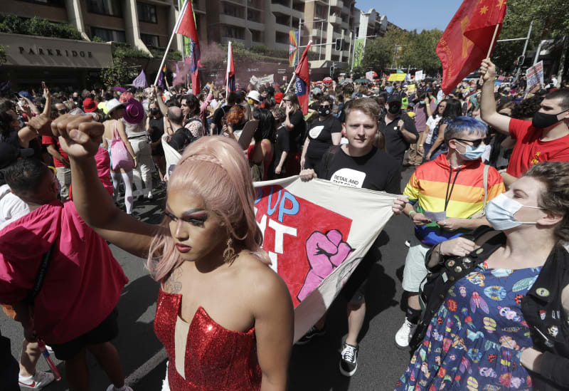 Lidé cestou k hřišti protestovali za práva pro lesby a gaye.