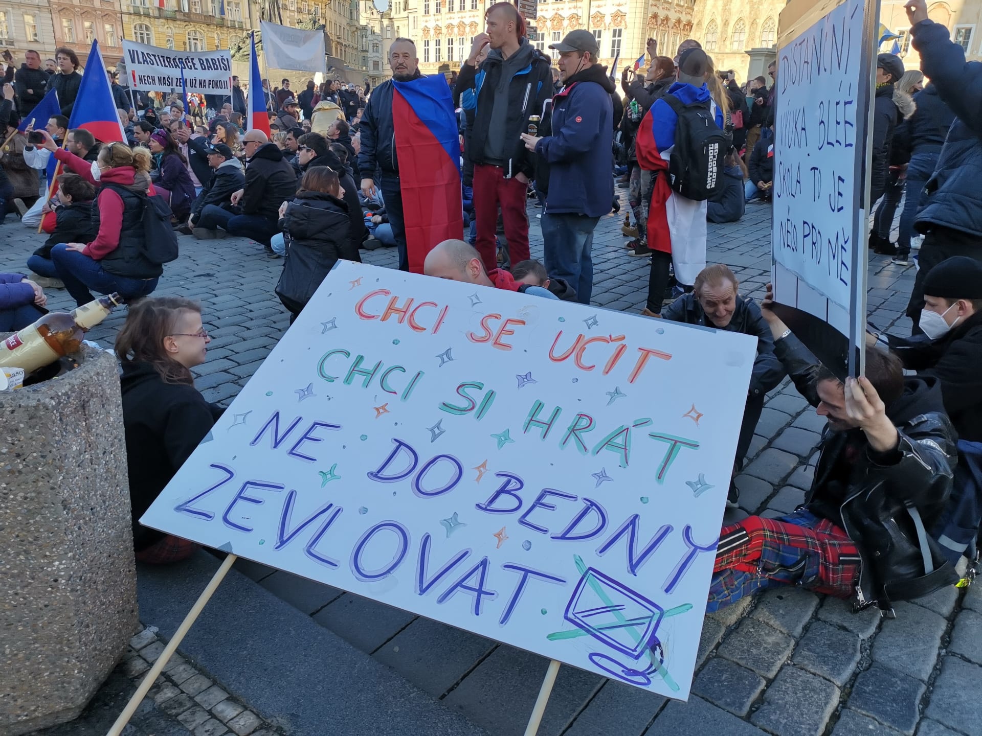 V neděli v Praze proběhly dvě demonstrace. Obě po pár minutách ukončila policie