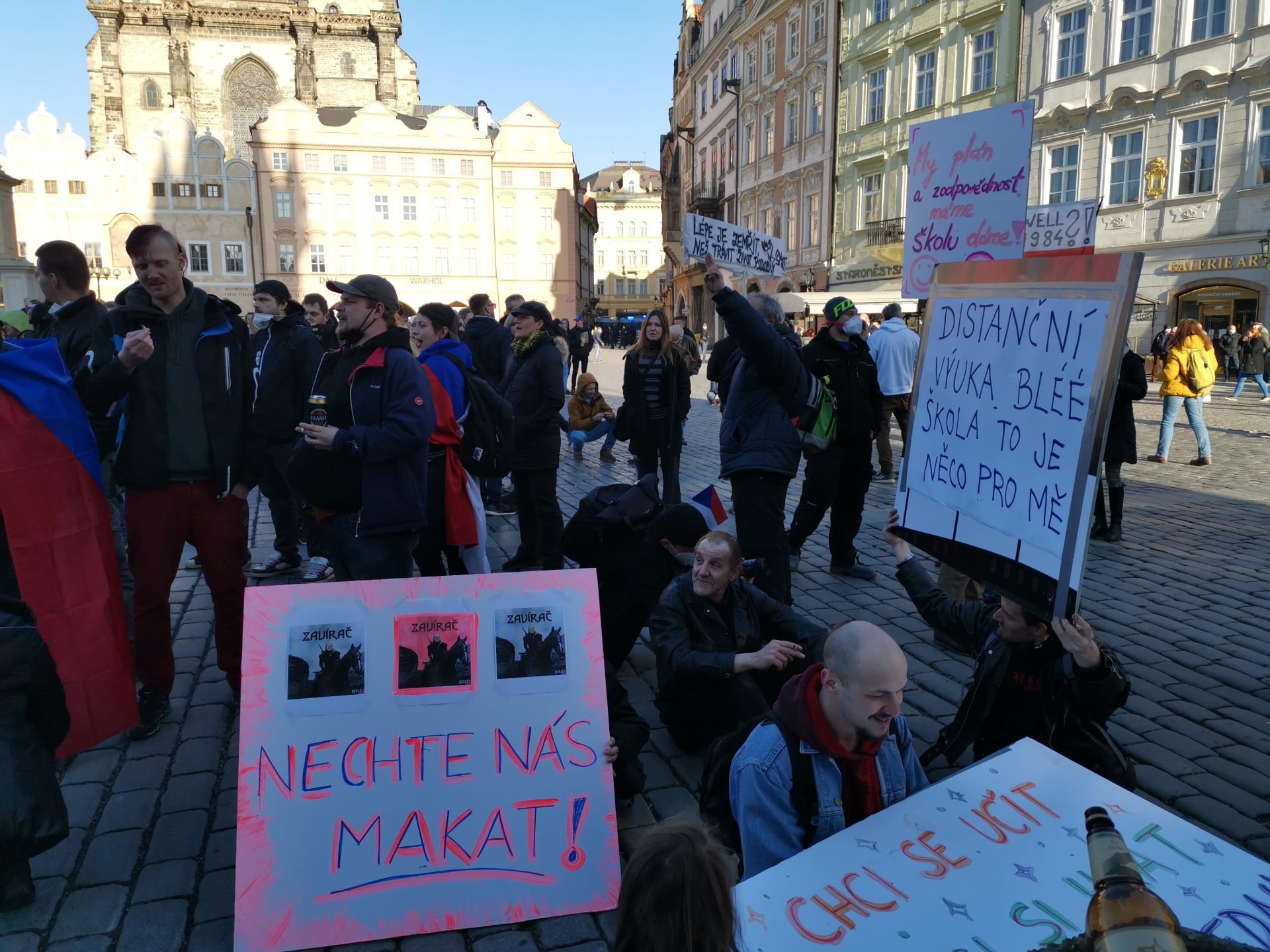 V neděli v Praze proběhly dvě demonstrace. Obě po pár minutách ukončila policie. 